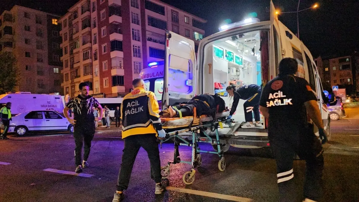 Çorum'da Elektrikli Motosiklet ile Otomobil Çarpıştı: 4 Yaralı