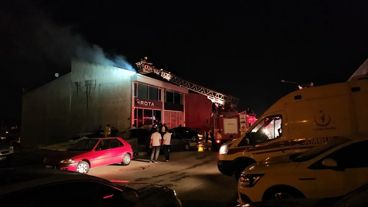 Çorum'da Oto Galeride Yangın Çıktı