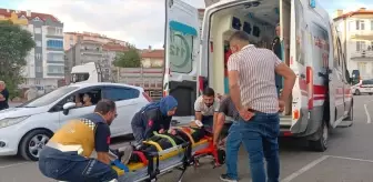 Çorum’da Aydınlatma Direğine Çarpan Otomobildeki 2 Kişi Yaralandı