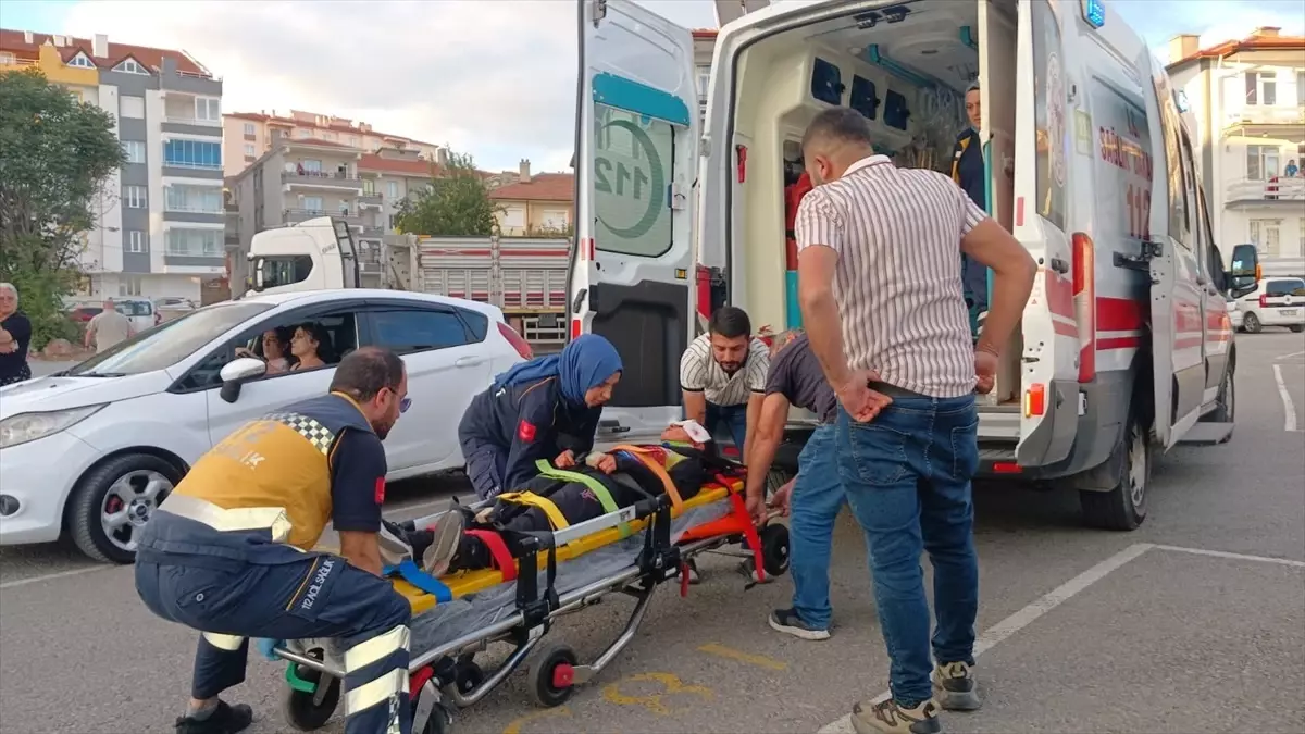 Çorum’da Aydınlatma Direğine Çarpan Otomobildeki 2 Kişi Yaralandı