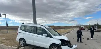Çorum'da Otomobil ile Hafif Ticari Araç Çarpıştı: 3 Yaralı