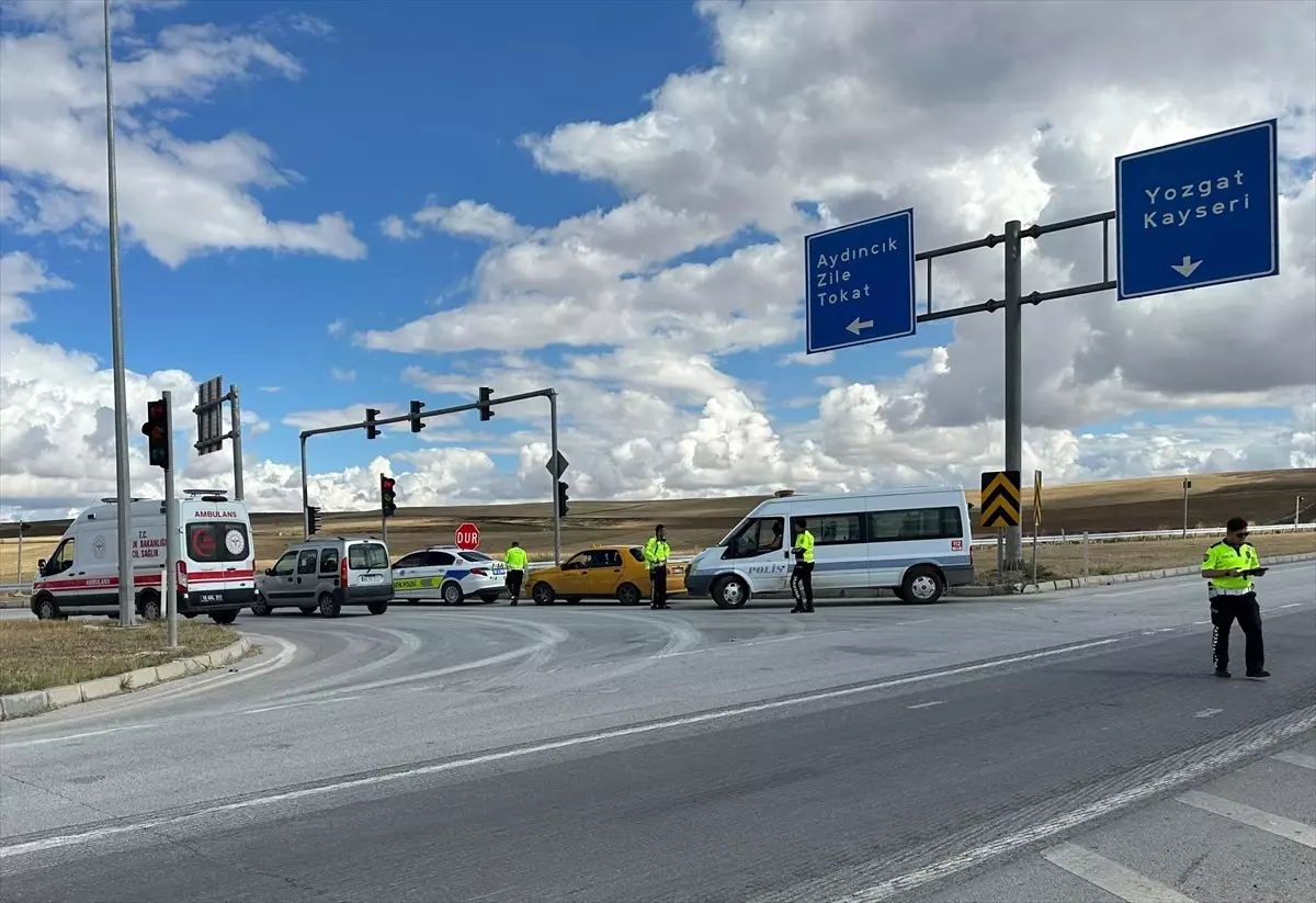 Çorum'da Taksi ile Elektrikli Motosiklet Çarpıştı: 1 Yaralı
