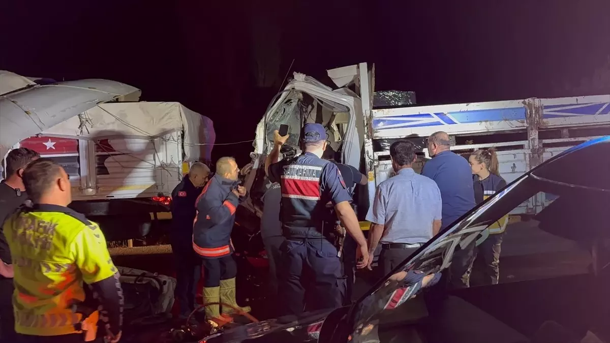 Çorum'da Tır ve Kamyon Çarpıştı: 1 Ağır Yaralı