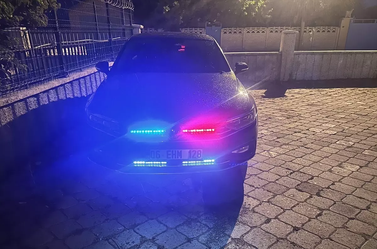 Alaca'da Usulsüz Çakar Lamba Kullanan Sürücü ve Araç Sahibine Cezalar Kesildi