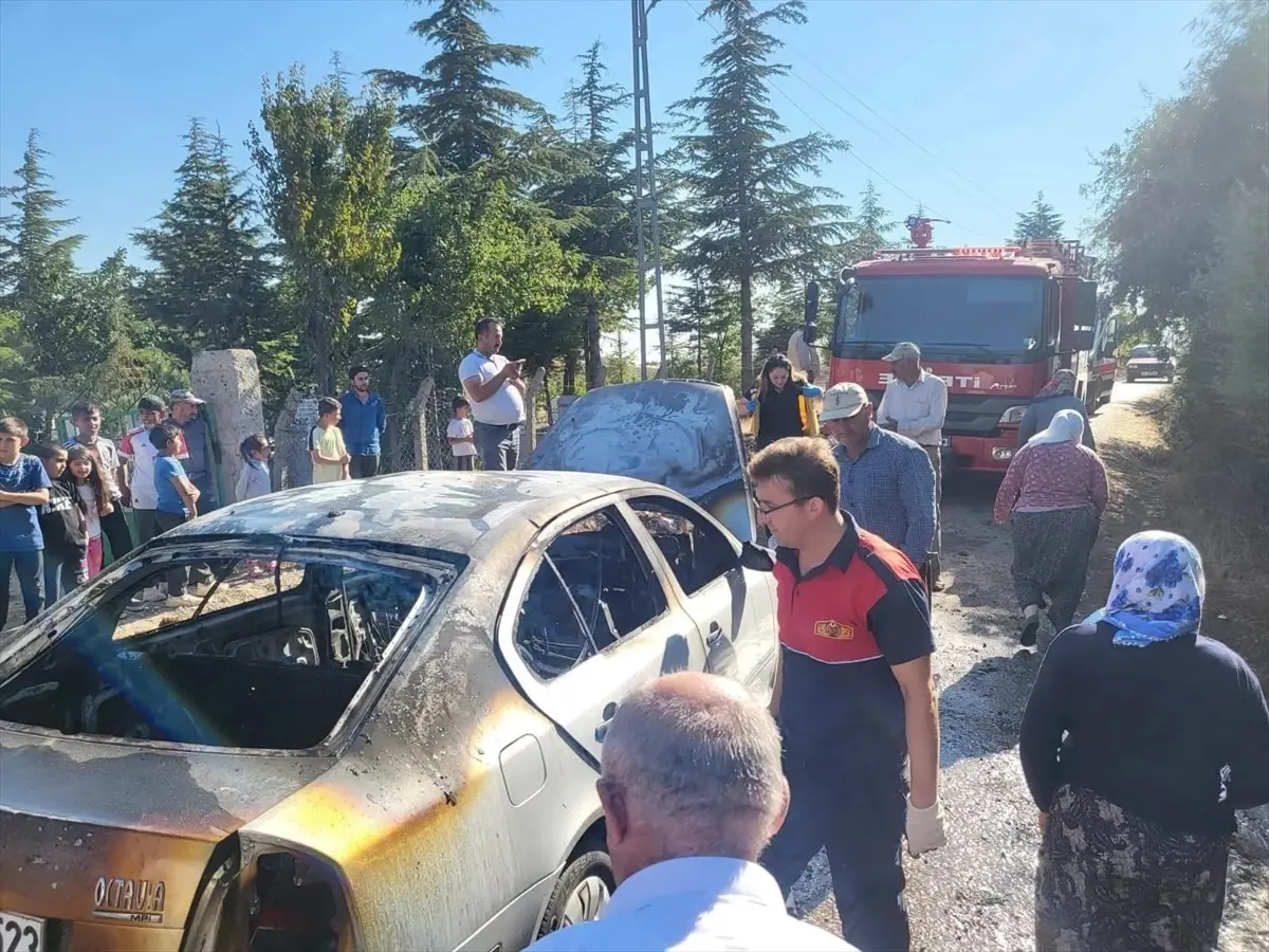 Çorum'da Park Halindeki Otomobil Yangında Küle Döndü