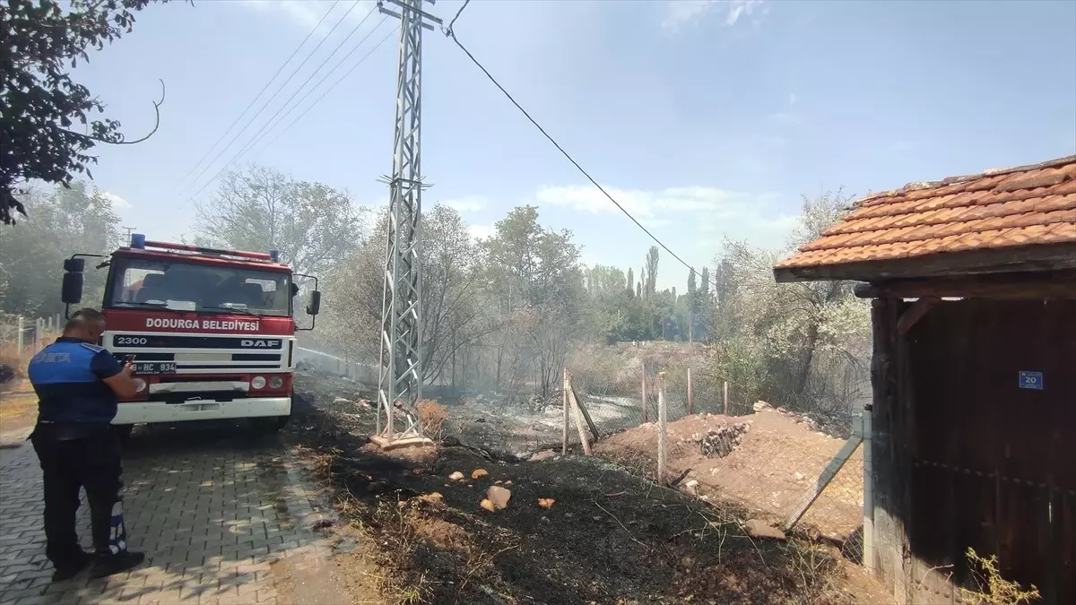 Çorum'un Laçin İlçesinde Atık Yangını: 6 Dekar Alan Zarar Gördü