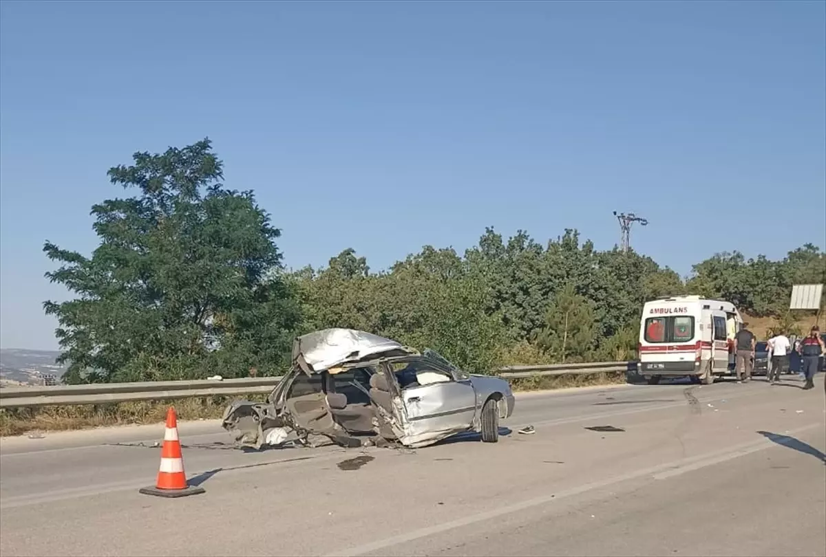 Çorum'da Yolcu Minibüsü ve Otomobil Çarpıştı: 11 Yaralı