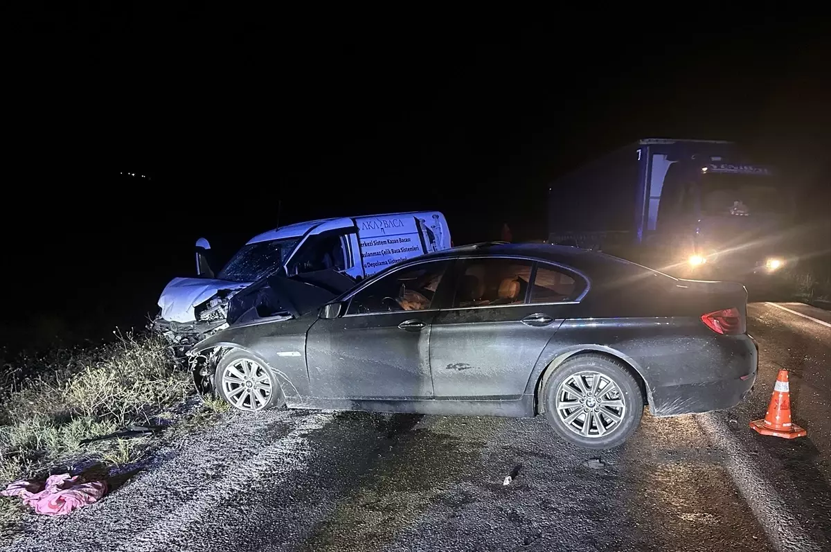 Çorum'da 3 Araç Çarpıştı: 3 Yaralı