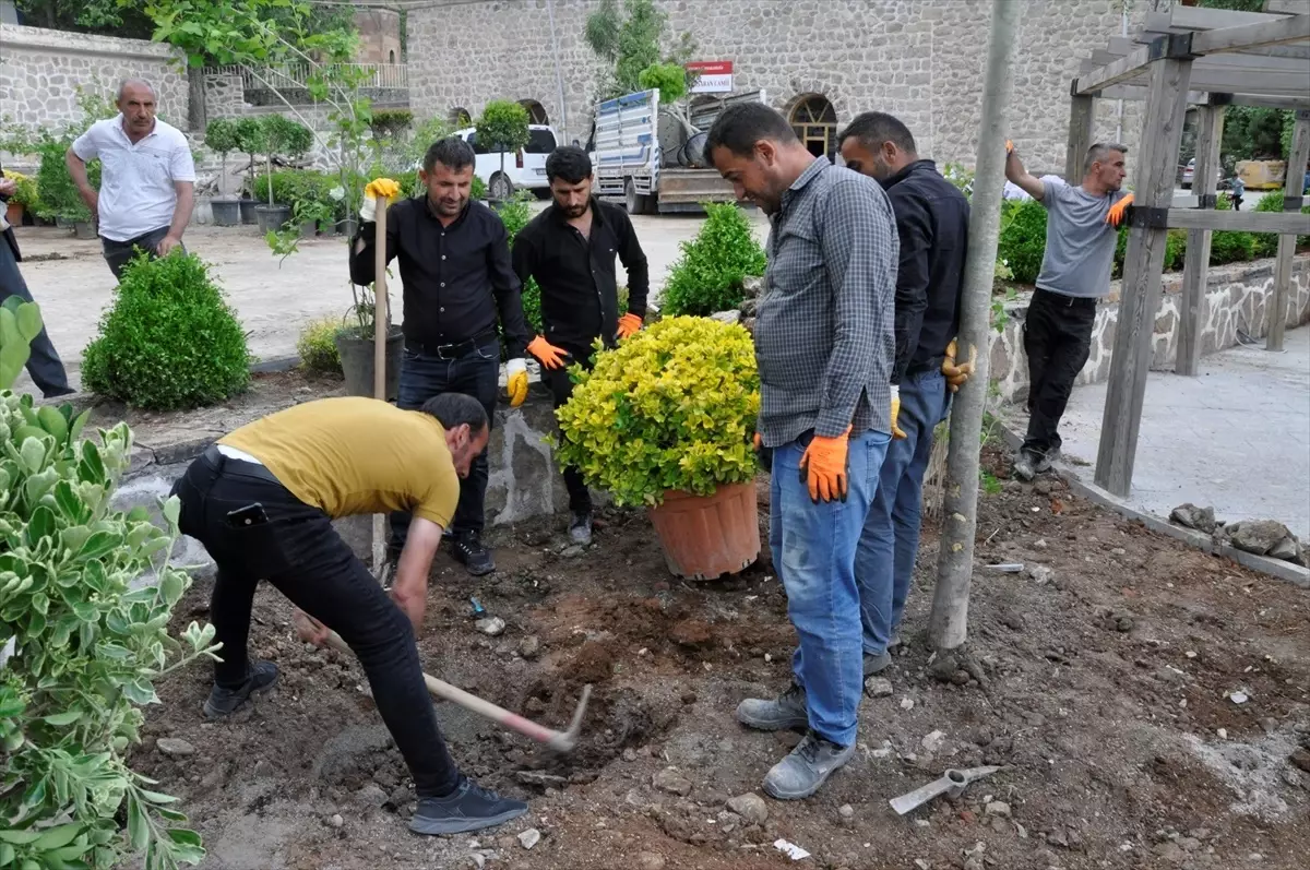 Çukurca Belediyesi Yeşil Alan Oluşturma Çalışmalarına Devam Ediyor