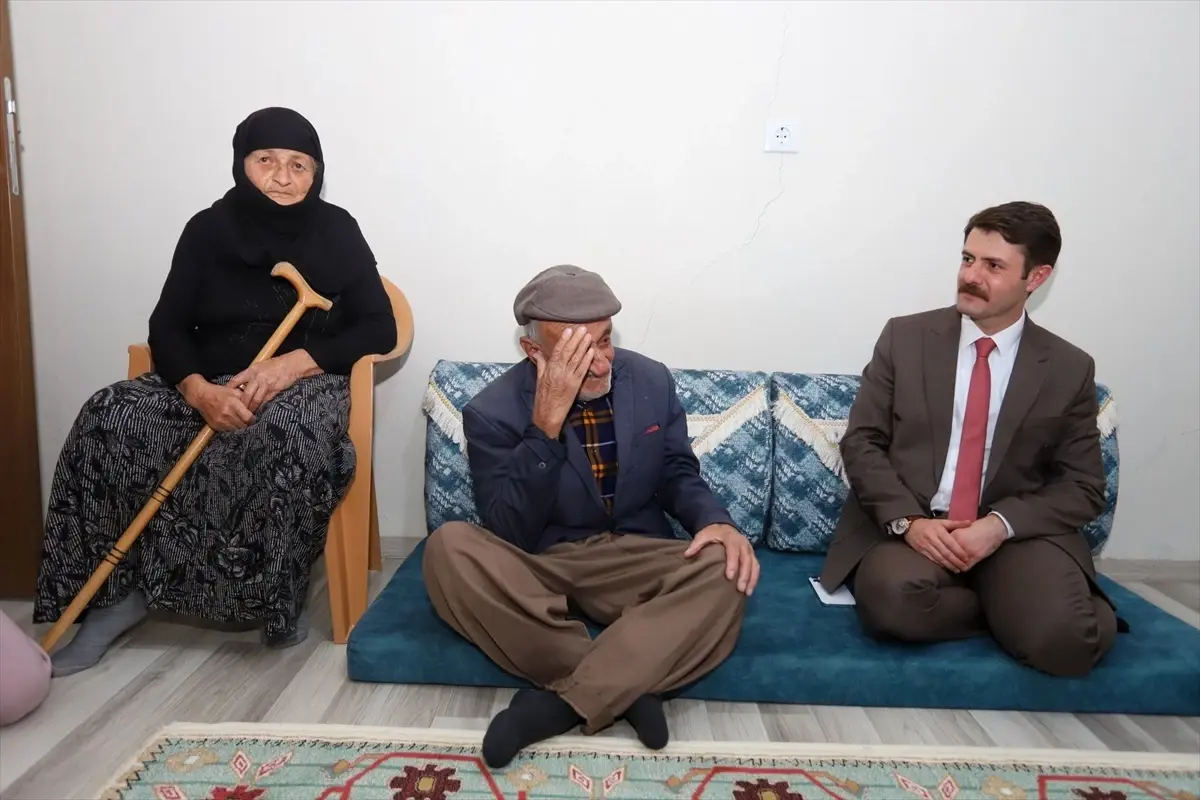 Kaymakam Emre Cebeci, Dünya Yaşlılar Günü'nde Yaşlıları Ziyaret Etti