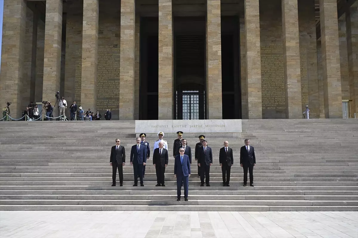 Cumhurbaşkanı Erdoğan başkanlığındaki YAŞ üyeleri Anıtkabir'i ziyaret etti