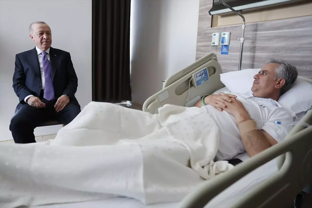 Cumhurbaşkanı Erdoğan'dan kaza geçiren Hasan Basri Yalçın'a hastanede ziyaret