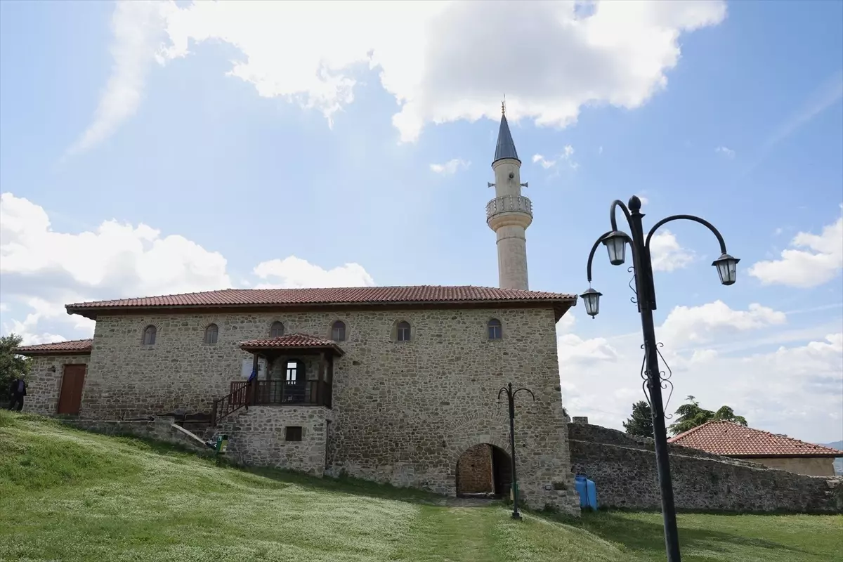Cumhurbaşkanı Erdoğan'ın hediyesi Kur'an-ı Kerim, Preza Kalesi Camisi'nde muhafaza ediliyor