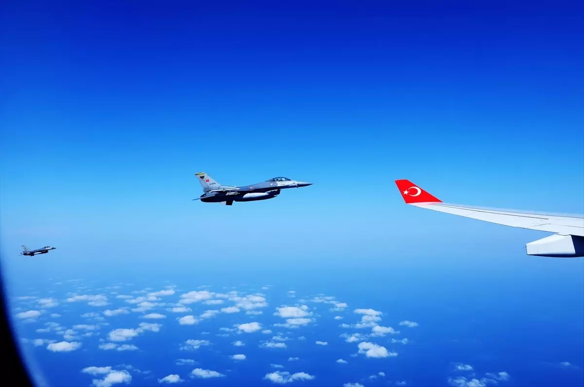 Cumhurbaşkanı Erdoğan'ın içinde bulunduğu 'TUR' uçağına KKTC'ye varışında F-16'lar eşlik etti