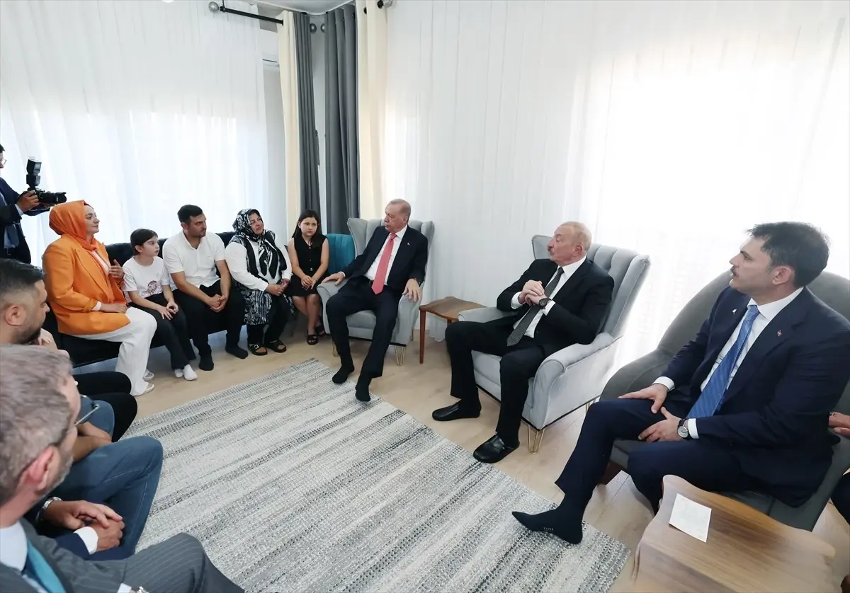 Erdoğan ve Aliyev, Kahramanmaraş'ta Depremzedeleri Ziyaret Ettiler