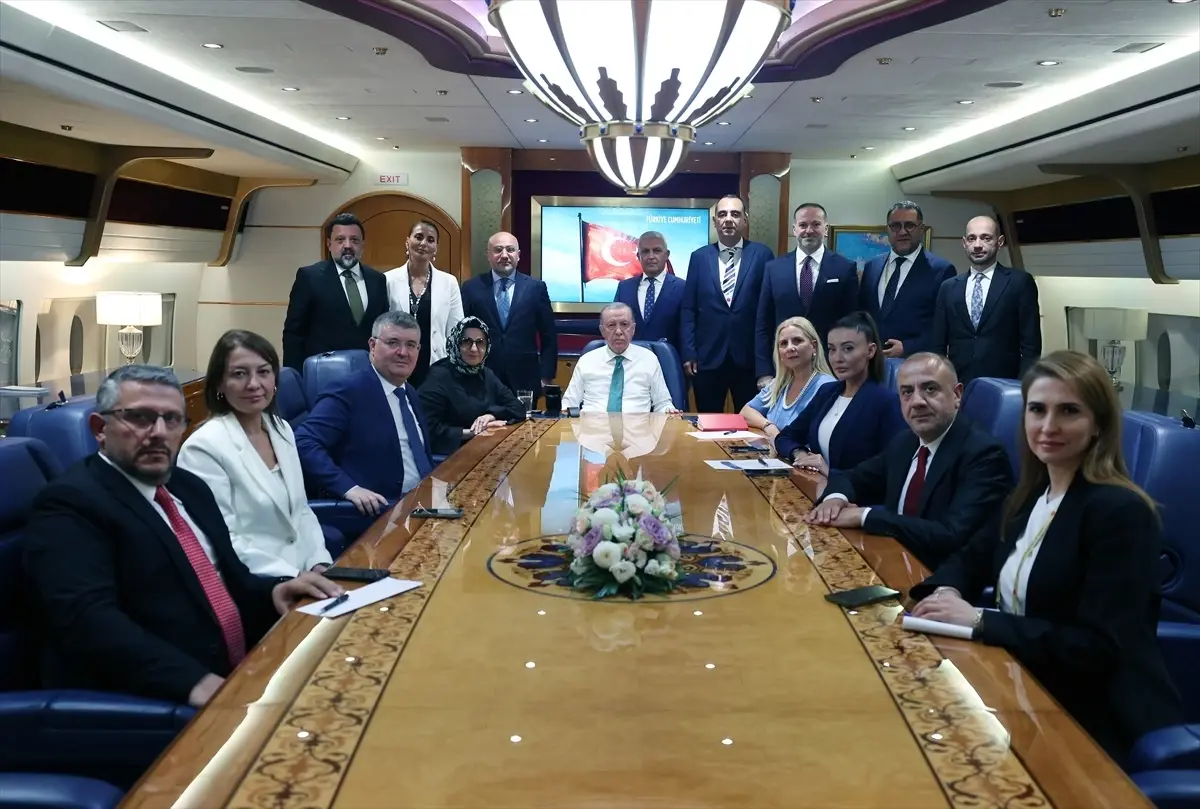 Cumhurbaşkanı Erdoğan, Katar dönüşü gazetecilerin sorularını yanıtladı: (1)