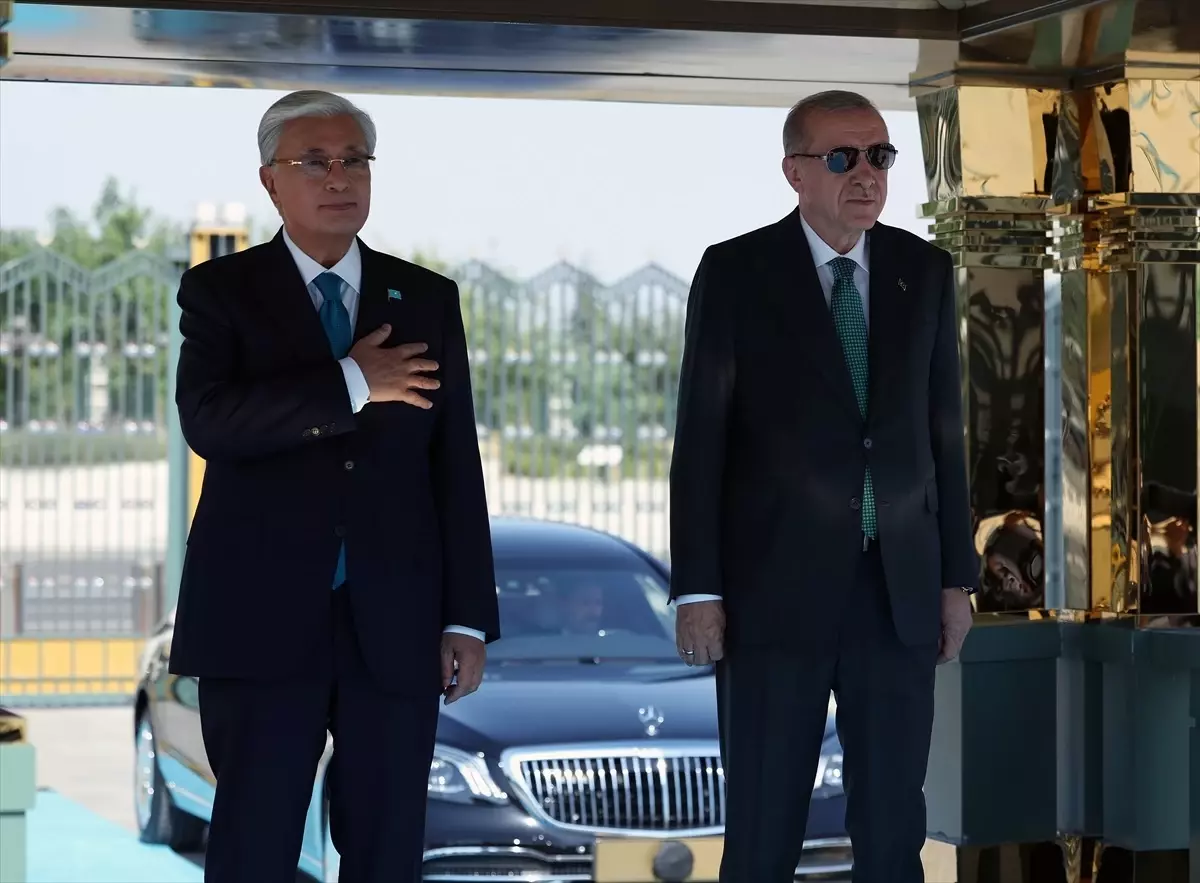 Tokayev, Erdoğan'la Resmi Törende Bir Araya Geldi