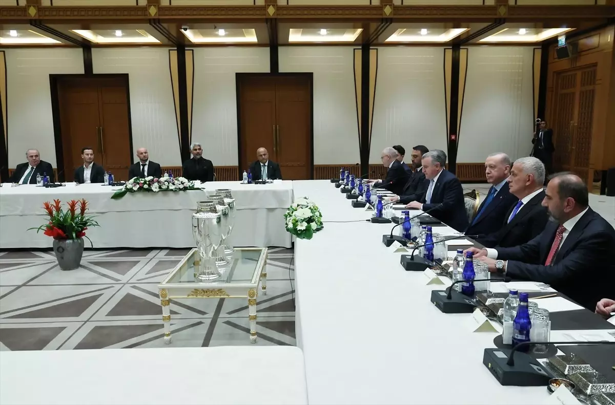 Cumhurbaşkanı Erdoğan, Süper Lig'e yükselen 3 futbol kulübünün başkanlarını kabul etti Açıklaması