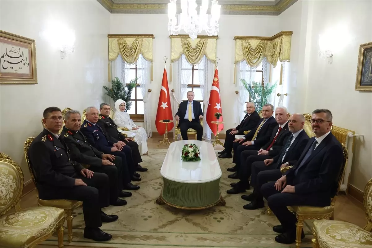 Cumhurbaşkanı Erdoğan, TEKNOFEST Mavi Vatan kapsamında İstanbul Boğazı'ndan geçen gemileri selamladı