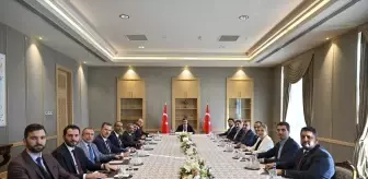 Cumhurbaşkanı Yardımcısı Yılmaz, AK Parti Teşkilatını Ziyaret Etti
