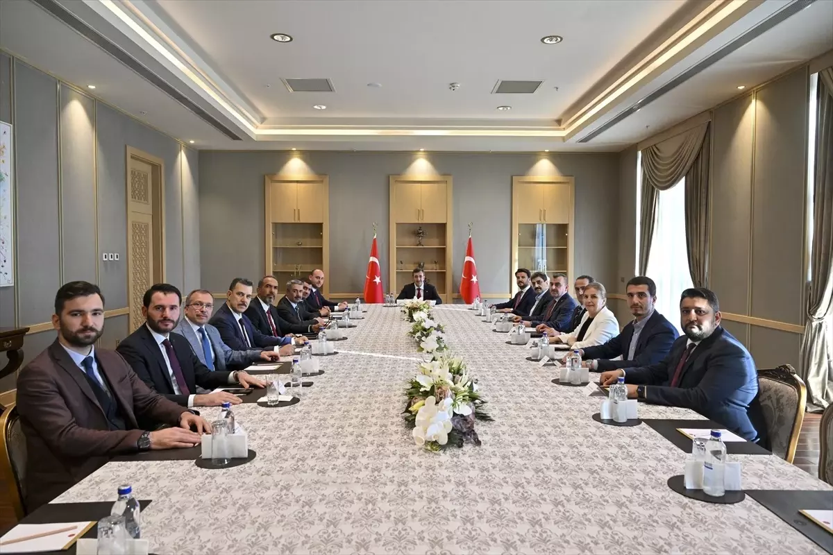 Cumhurbaşkanı Yardımcısı Yılmaz, AK Parti Teşkilatını Ziyaret Etti