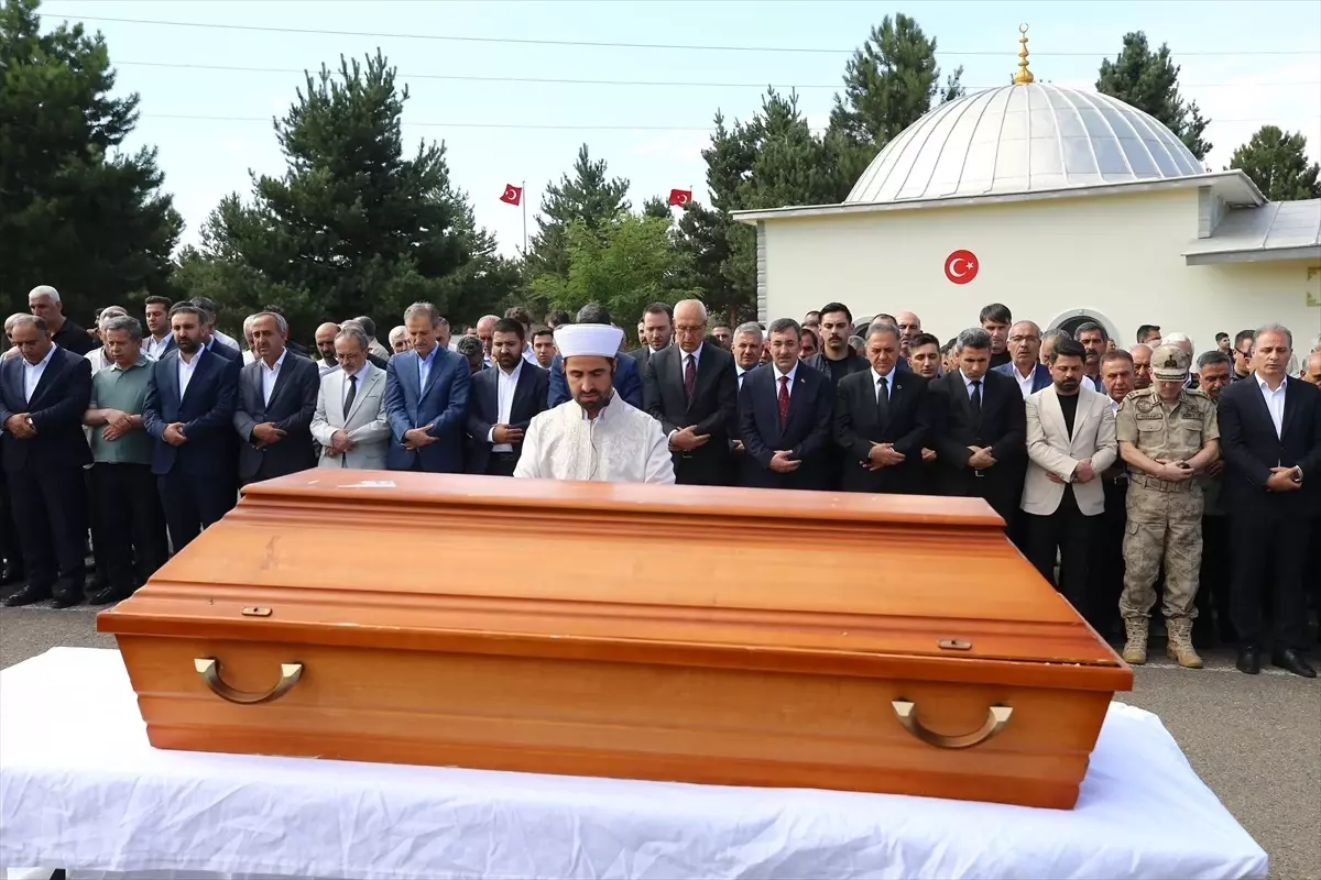 Cumhurbaşkanı Yardımcısı Yılmaz, Bingöl'de yeğeni Şiyar Güneş'in cenazesine katıldı