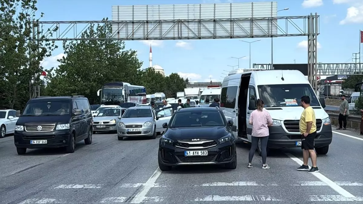 Kocaeli'de Zincirleme Trafik Kazası: İki Yaralı