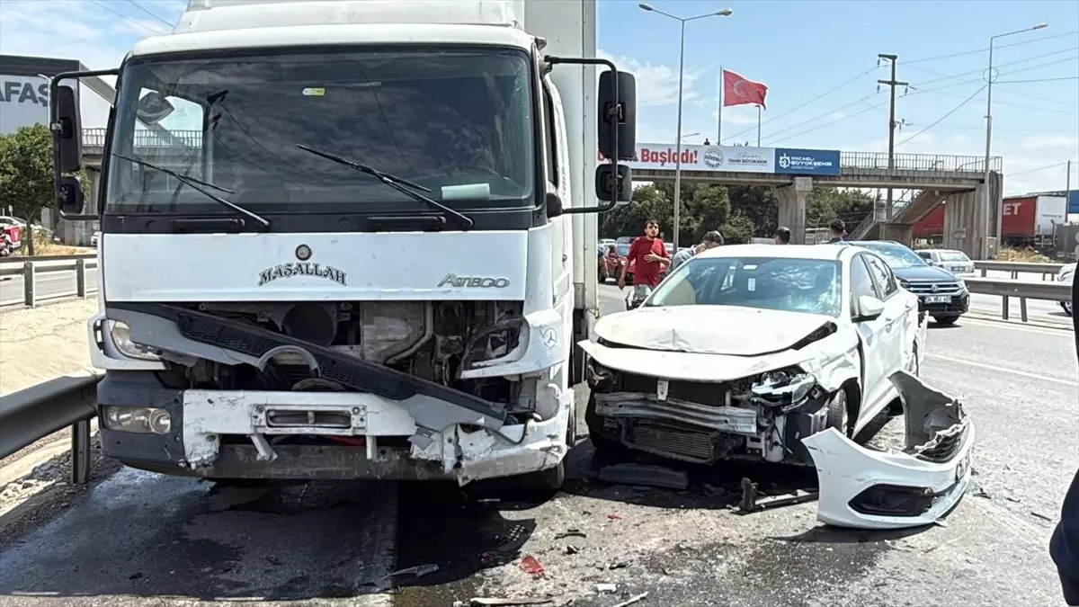 Kocaeli'nde Zincirleme Trafik Kazası: 2 Yaralı
