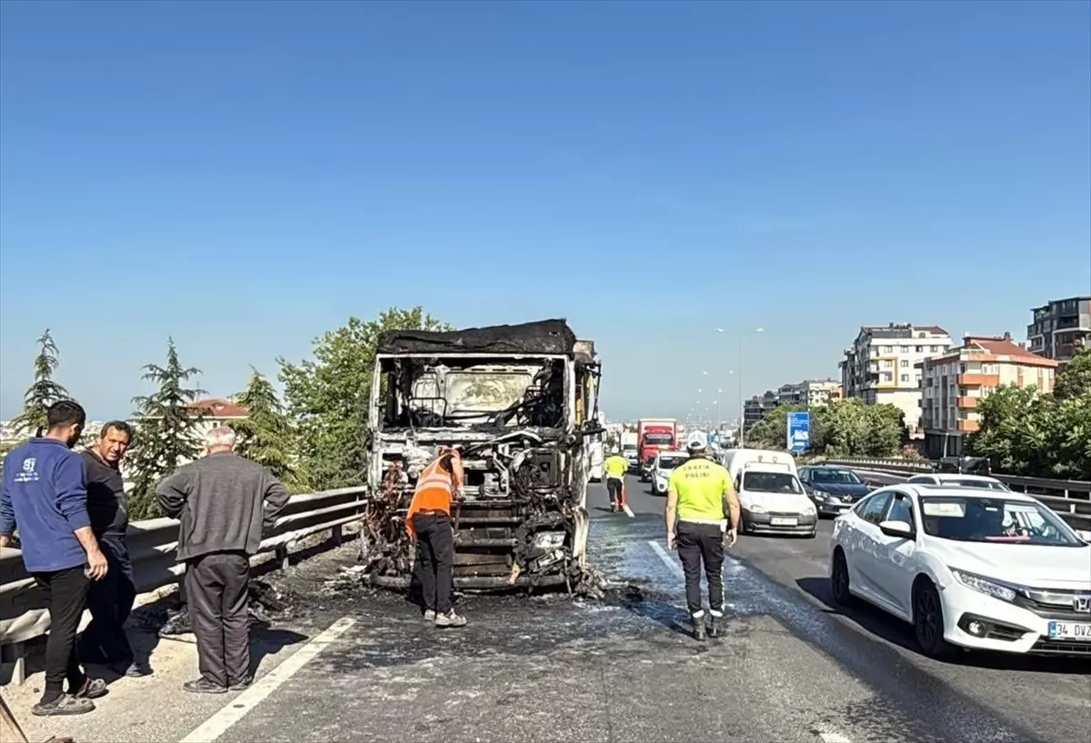 Kocaeli'de Tır Yangını Trafiği Aksattı