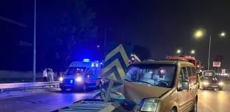 İzmit'te Hafif Ticari Araç Bariyere Çarptı, Trafik Aksadı