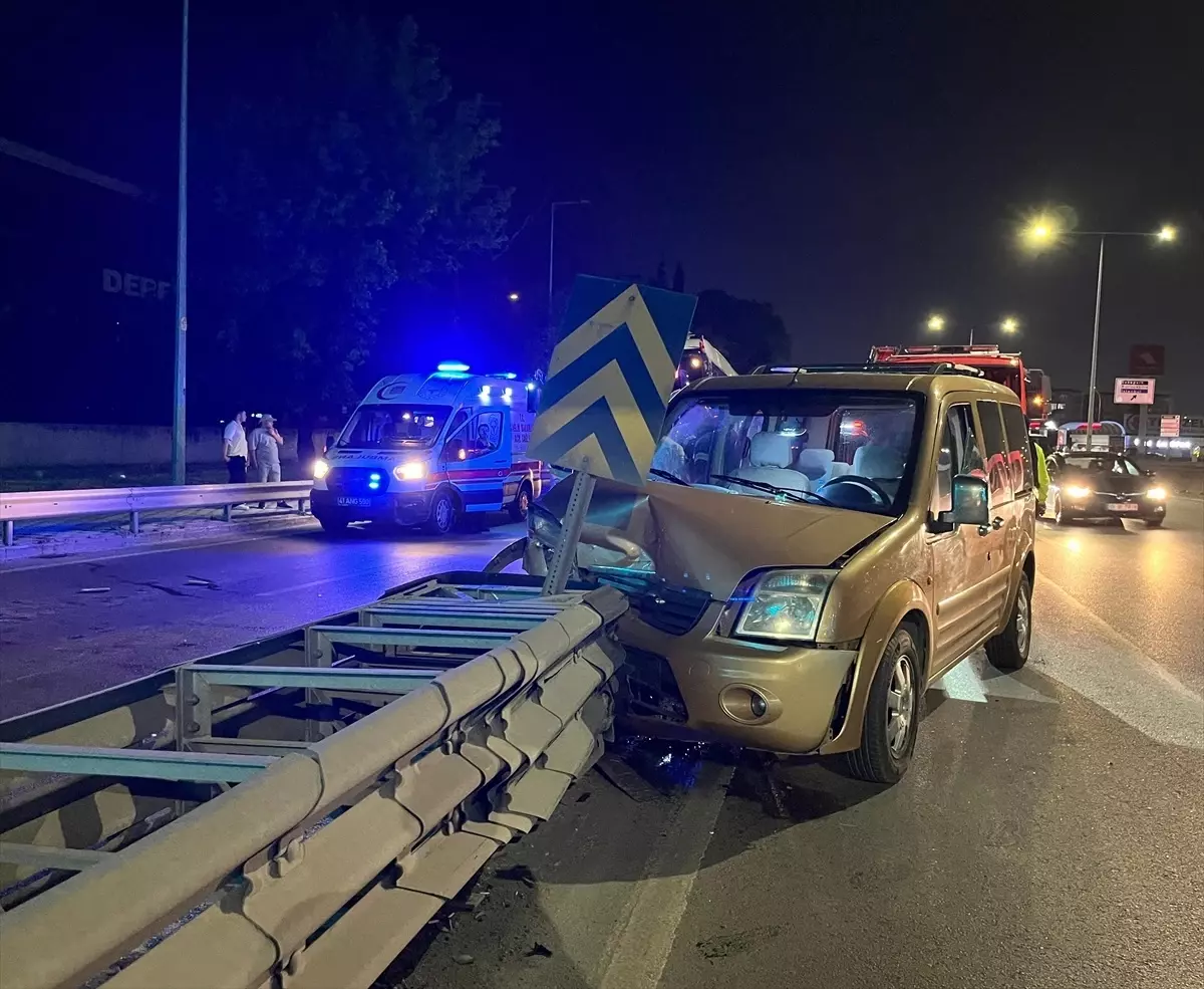 İzmit'te Hafif Ticari Araç Bariyere Çarptı, Trafik Aksadı