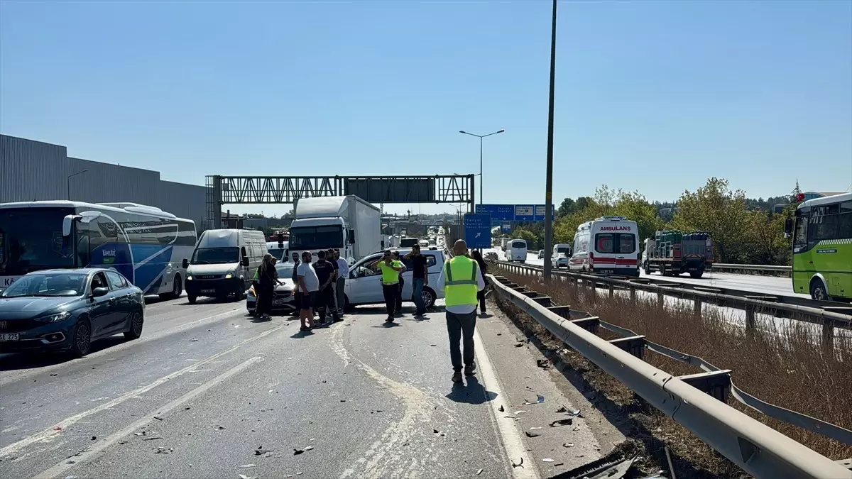 Kocaeli'de Zincirleme Trafik Kazası: 2 Yaralı