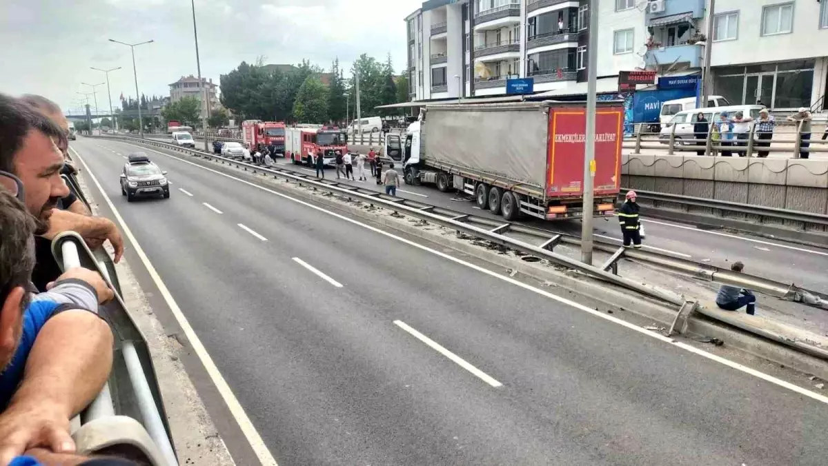 Sakarya'da Tır ve Kamyonet Çarpıştı: 1 Yaralı