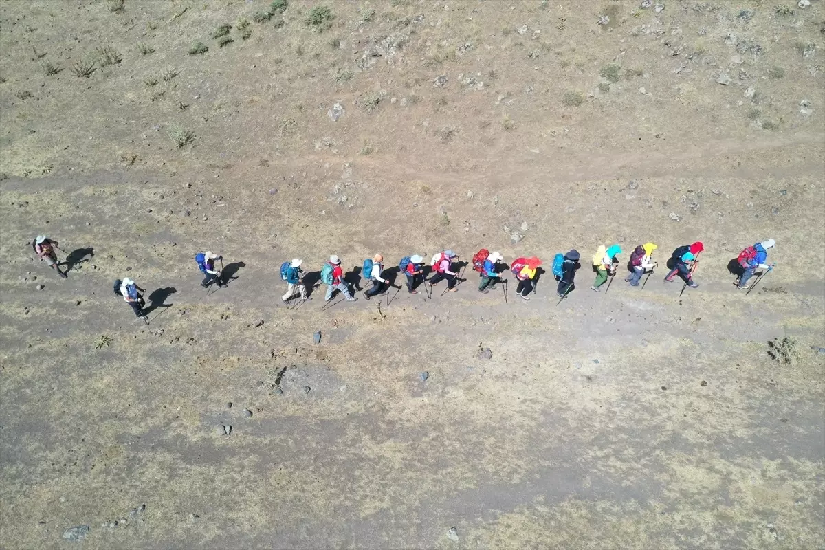 Dağcı kafileleri, mevsim geçişlerinin yaşandığı Ağrı Dağı'nda 3 günlük zorlu tırmanış yapıyor