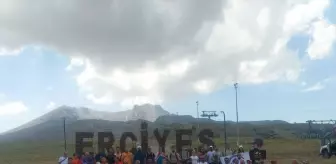 Dağcılar Kıbrıs şehitlerini anmak için Erciyes'in zirvesine tırmandı