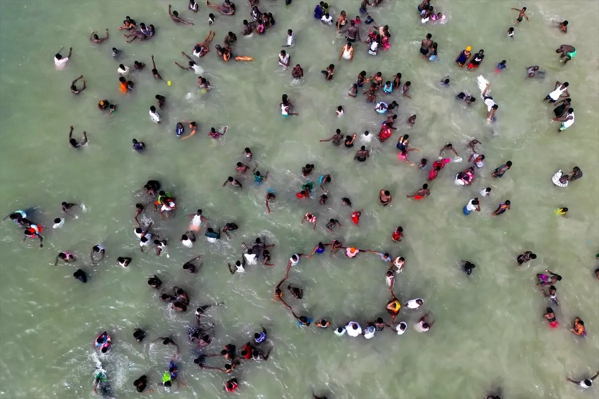 Dakar'da Sıcak Havada Plajlarda Yoğunluk
