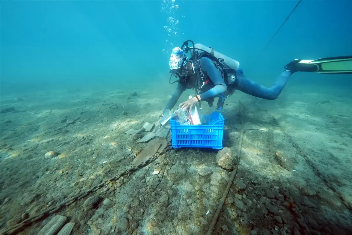 Kaş'ta Deniz Temizliği: Atıklar Su Altından Çıkarıldı