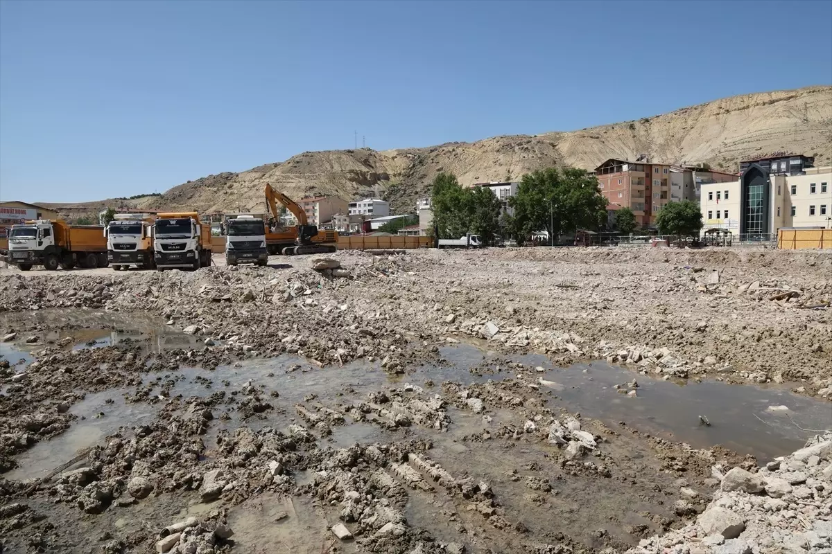 Darende'de Yeni Çarşı ve Kapalı Otopark Projesi Başladı