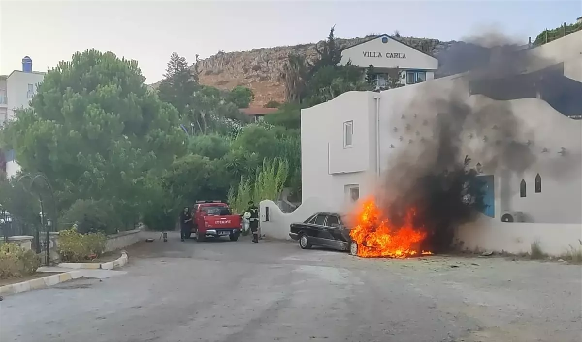 Datça'da Park Halindeki Otomobilde Yangın Çıktı