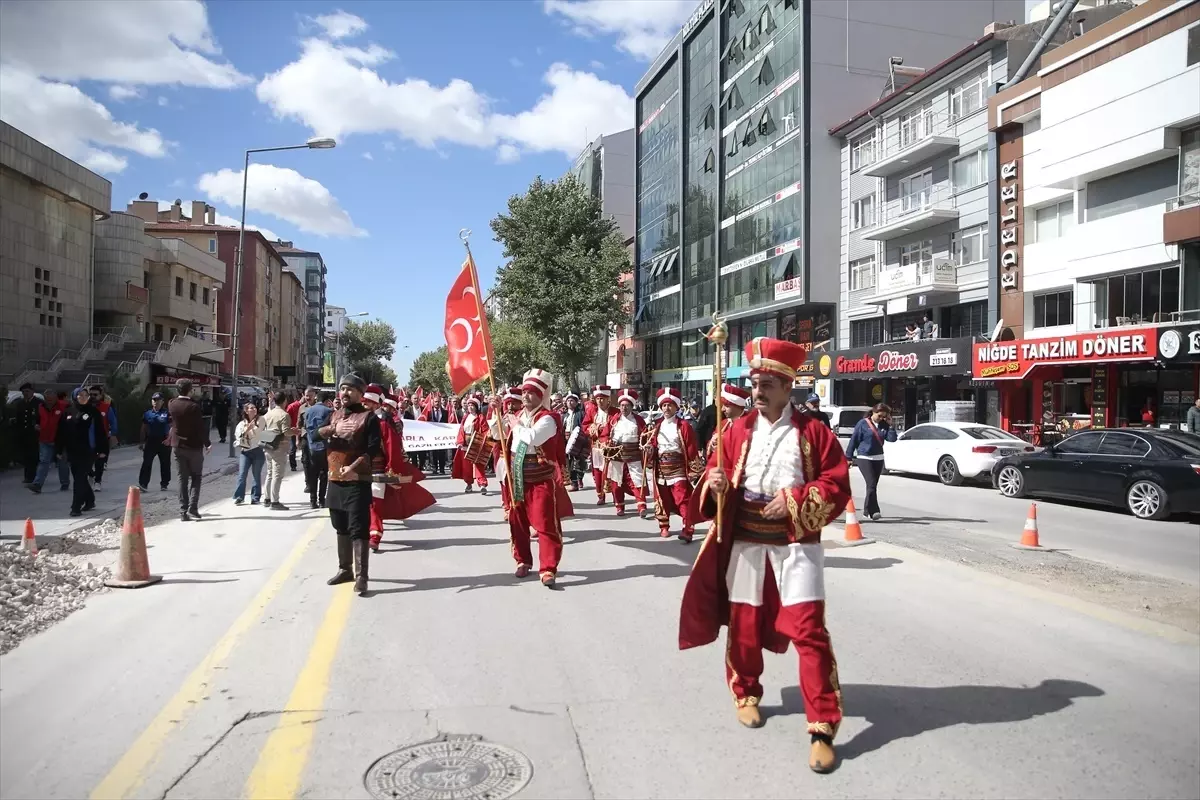 Kadın Davulcu Ayşe Ezer, Mehter Takımında Fark Yaratarak Geleneksel Mirası Yaşatıyor