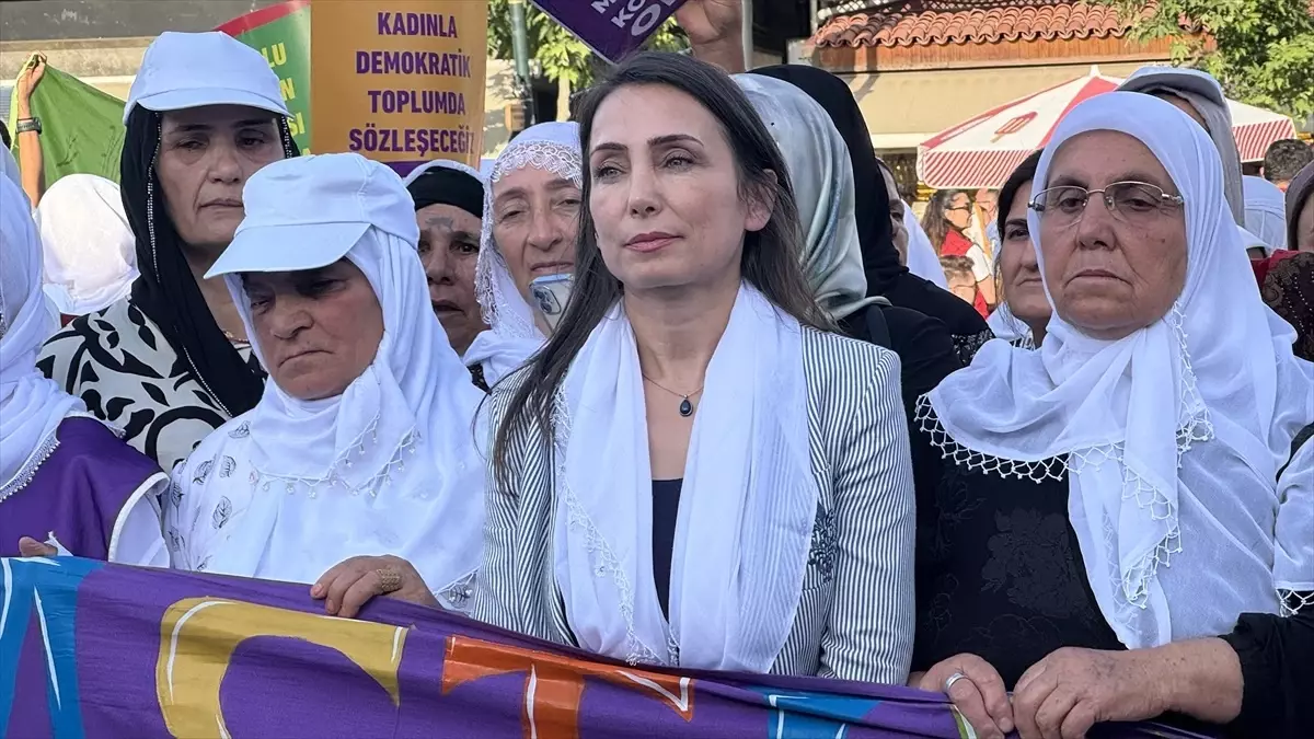Tülay Hatimoğulları Diyarbakır'da Barış İçin Yürüdü