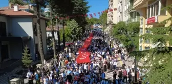 Demirci'de üniversiteliler Türk bayrağıyla mezuniyet yürüyüşü yaptı