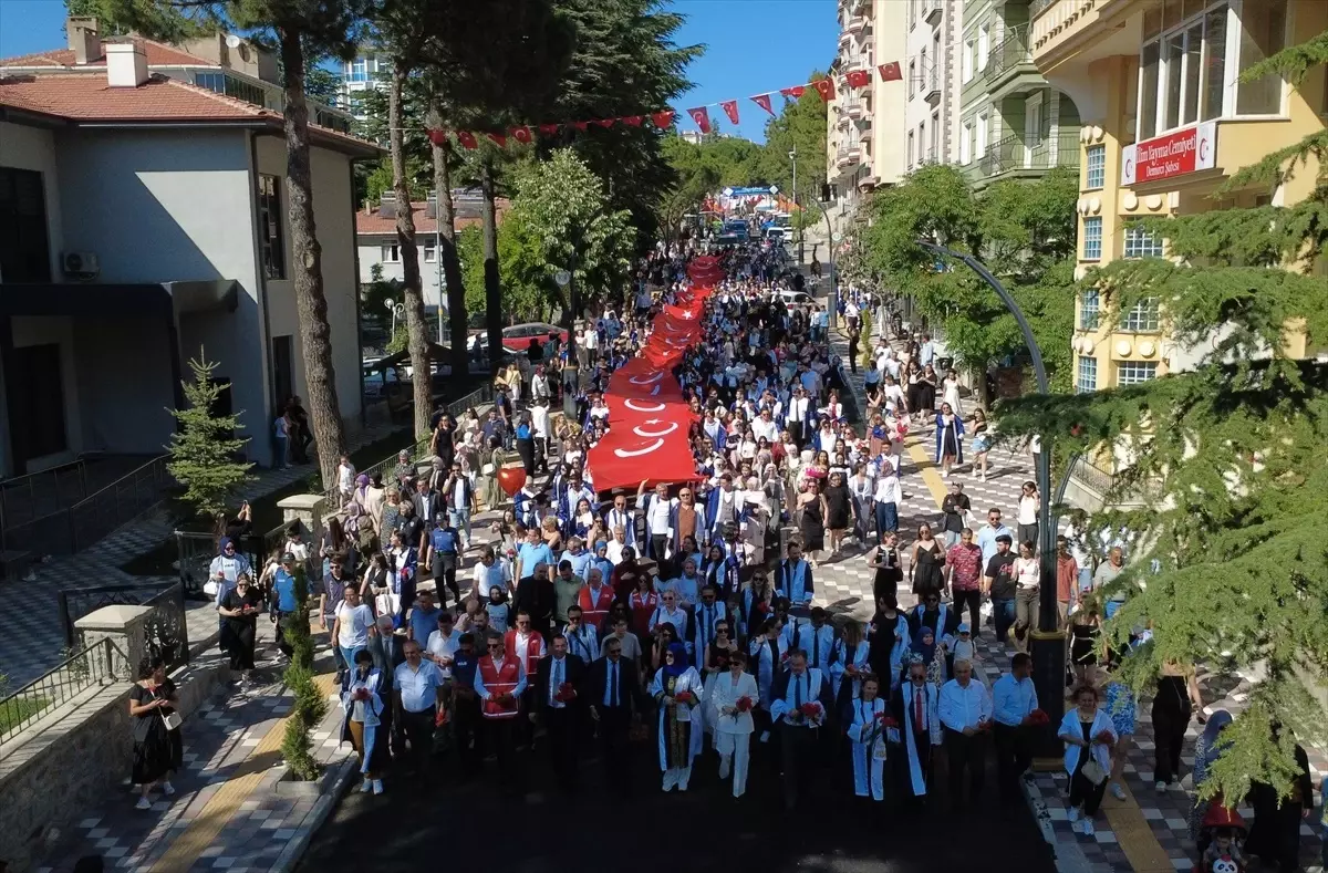Demirci'de üniversiteliler Türk bayrağıyla mezuniyet yürüyüşü yaptı