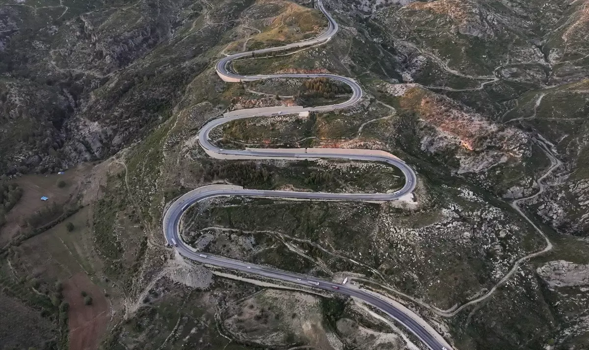 Demirkapı Tüneli'nin Kıvrımlı Yolu Dronla Görüntülendi
