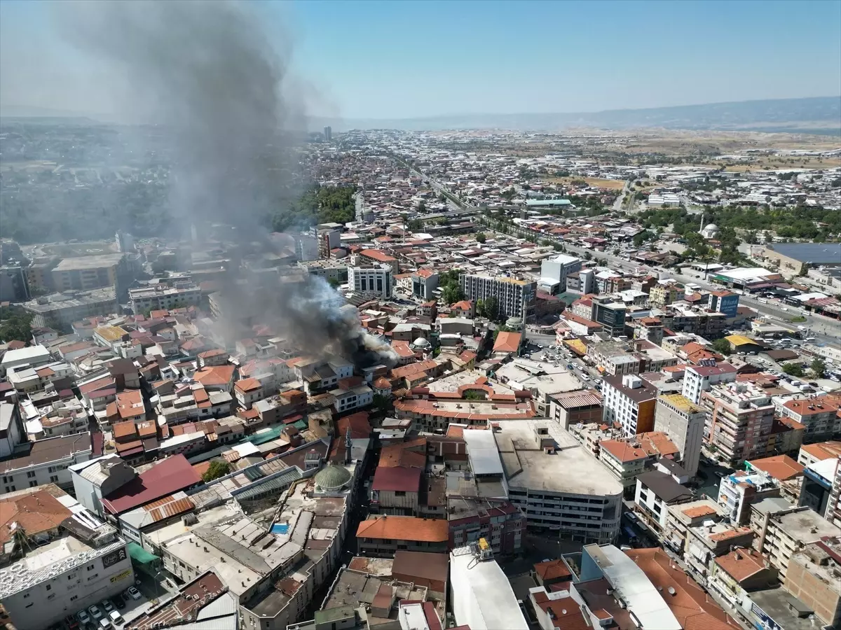 Denizli'de 3 Katlı İş Yerinde Yangın Çıktı