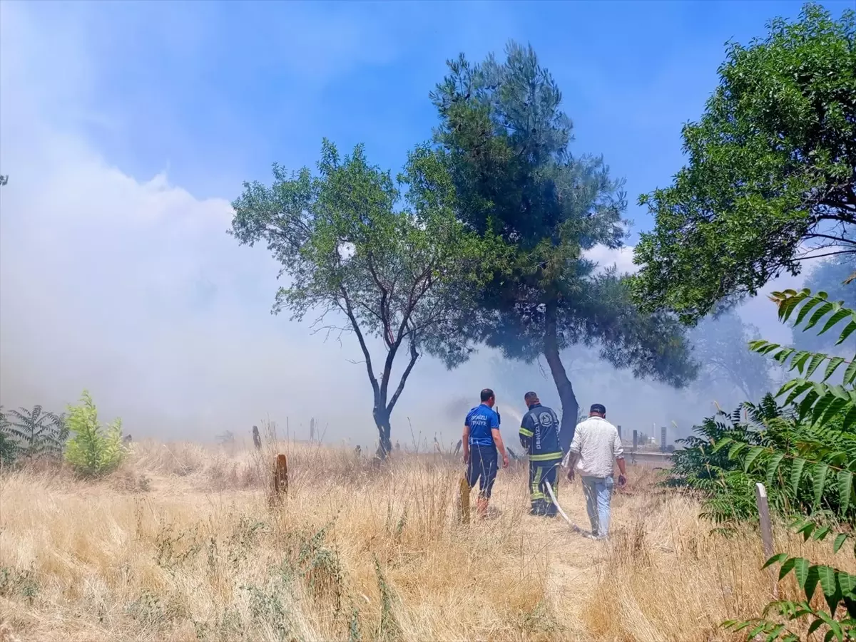 Denizli'de Mezarlıkta Yangın: Ekipler Zarar Gören Mezarlara Müdahale Etti