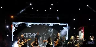 Denizli'de şarkıcı Kıraç sahne aldı