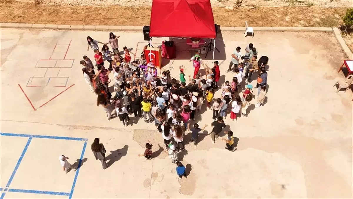 Denizli'de üniversite öğrencisi hazırladığı şenlikte öğrencilerin yüzünü güldürdü