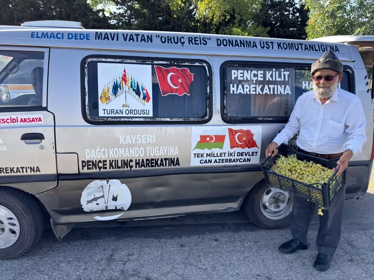 75 Yaşındaki Elmacı Dede, Askerlere Üzüm İkram Etti