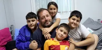 Depremin Ardından Baba ve Çocukları Zorlu Hayata Tutunuyor